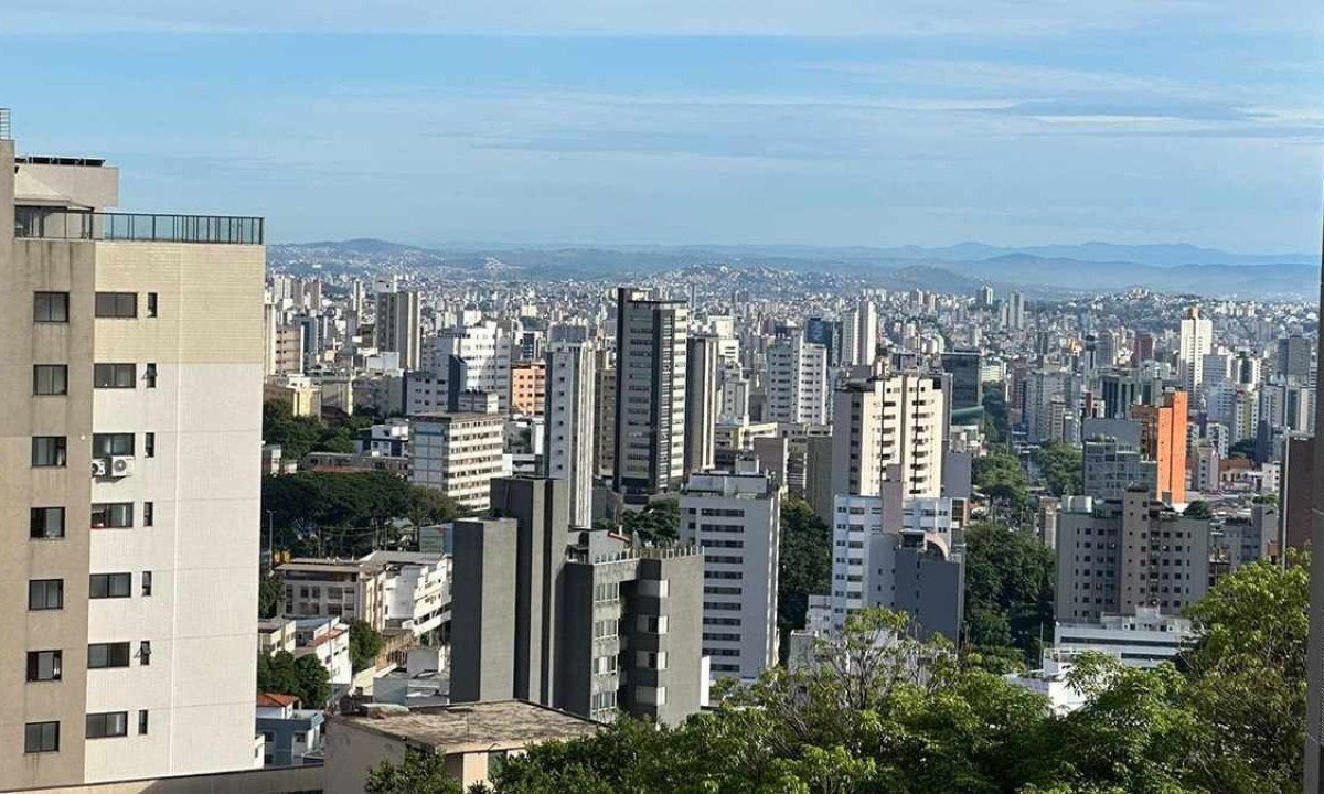 Dia amanheceu com poucas nuvens, mas a previsão é de pancadas de chuva e trovoadas ao longo das horas -  (crédito: Mateus Parreiras/EM/D.A.Press)