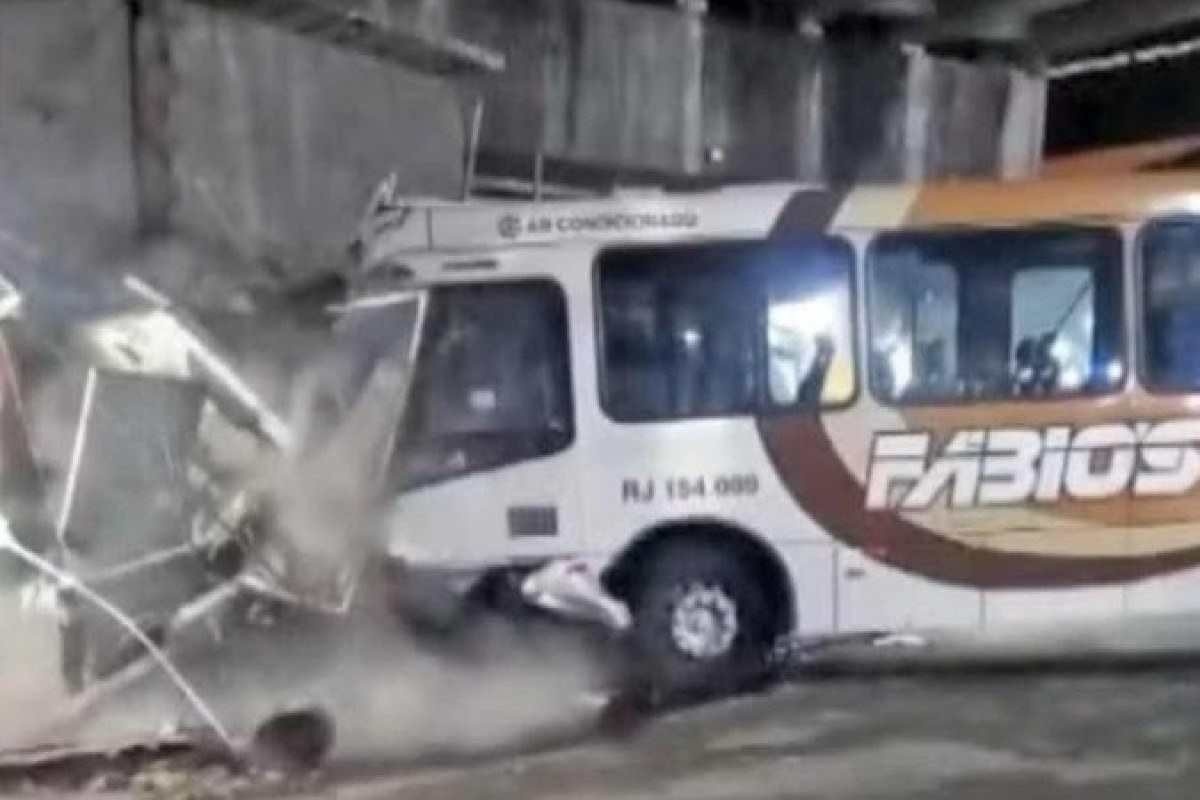 Ônibus desgovernado arrasta carros e deixa nove pessoas feridas no RJ