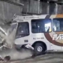 Ônibus desgovernado arrasta carros e deixa nove pessoas feridas no RJ - Reprodução/Redes sociais)