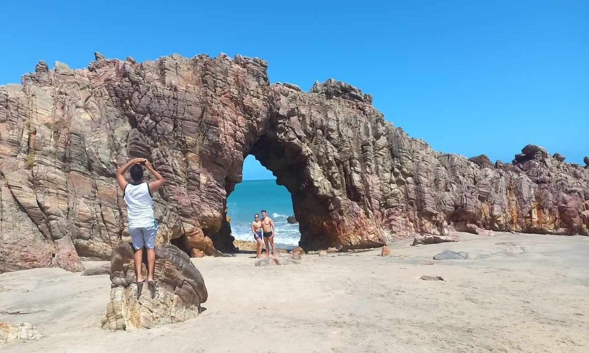 Cartão-postal de Jericoacoara, a Pedra Furada forma fila de visitantes em busca do melhor registro no Instagram -  (crédito: Carlos Altman/EM)