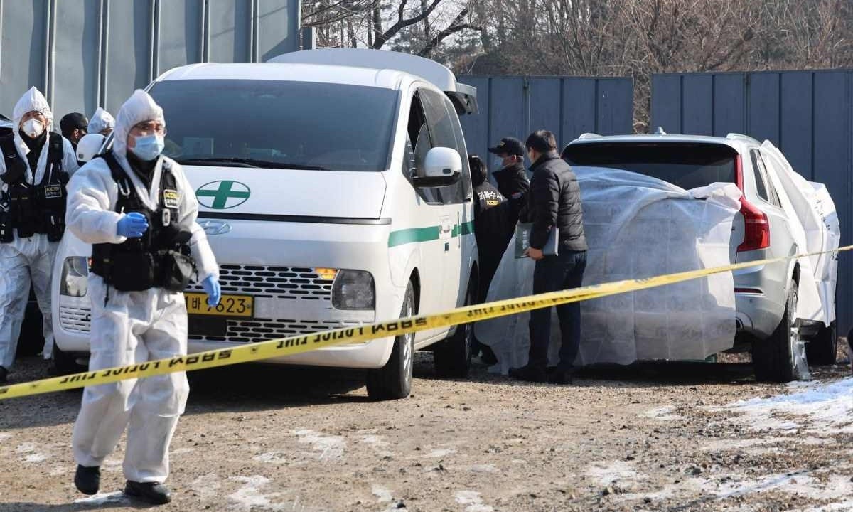 Polícia investiga carro em que o corpo do ator sul-coreano Lee Sun-kyun foi encontrado -  (crédito: Yonhap/AFP)