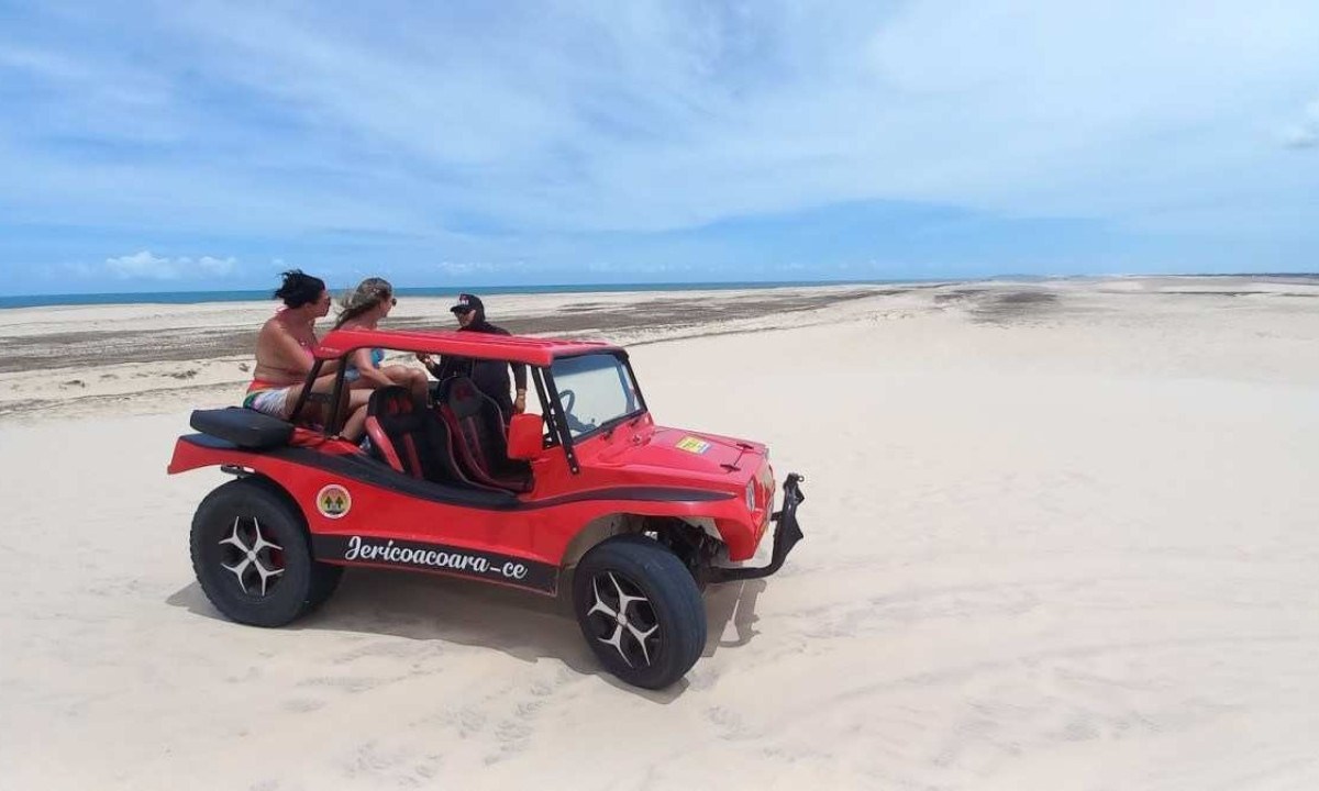 Passeio de buggy sobre as dunas do Parque Nacional de Jericoacoara: o turista encara, com emoção, as belezas naturais -  (crédito:  Carlos Altman/EM/D.A Press)