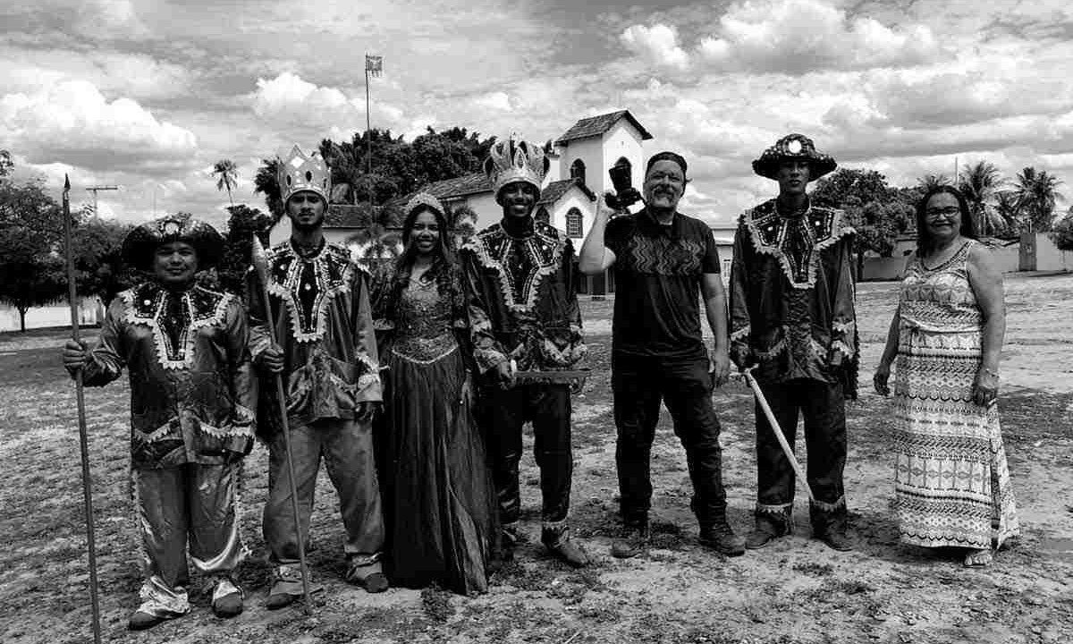  Flávio Souza Cruz (ao centro) do outro lado da câmera, com integrantes da Festa da Cavalhada, em Januária, no Norte de Minas
 -  (crédito: Débora Guimarães Takaki/Divulgação)