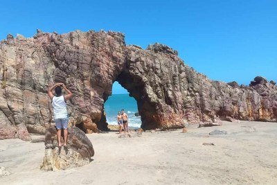 Cartão-postal de Jericoacoara, a Pedra Furada forma fila de visitantes em busca do melhor registro no Instagram -  (crédito: Carlos Altman/EM)