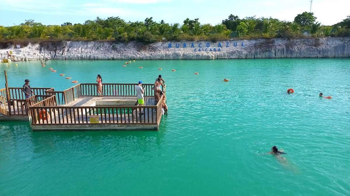 No Buraco Azul, cerca de 20 km de Jeri, o visitante poderá mergulhar nas águas do lago de uma antiga área de escavação