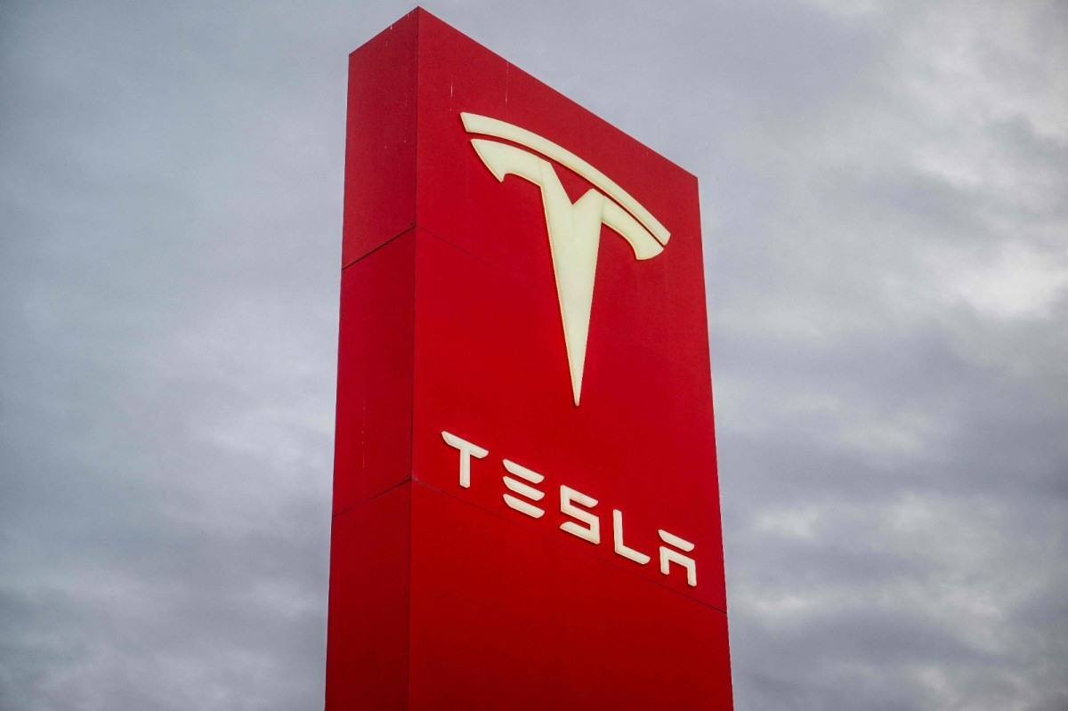 Robô ataca e fere engenheiro na fábrica da Tesla, nos EUA