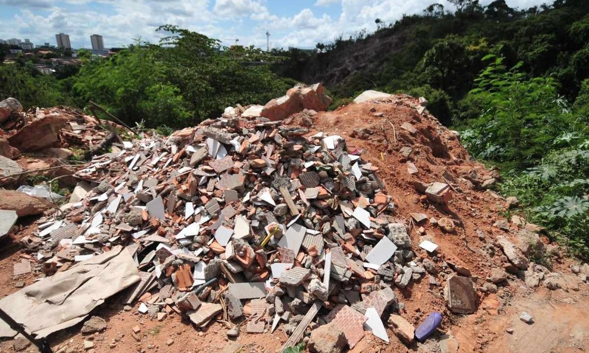 Operação da PBH flagrou descarte irregular de entulho e lixo em bairro da Região Norte  -  (crédito: Alexandre Guzanche / EM / D.A Press)