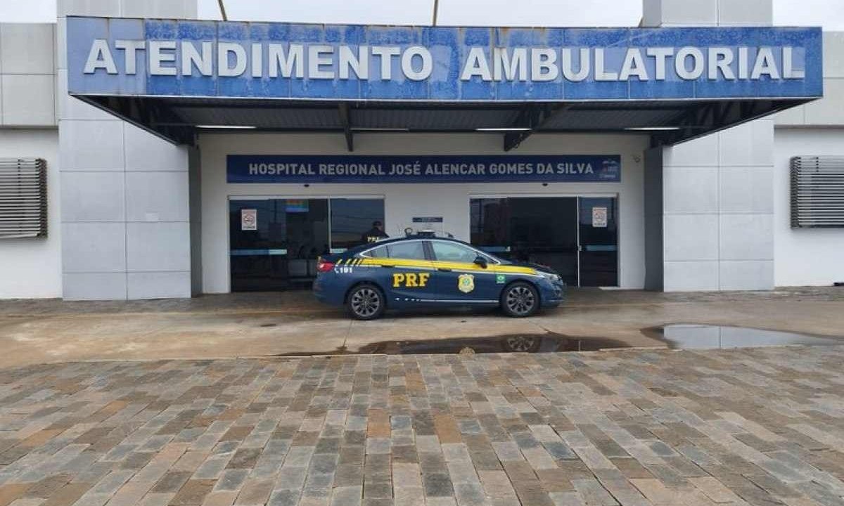 PRF encaminhou o casal e o bebê até o Hospital Regional em Uberaba para atendimento médico -  (crédito: PRF/Divulgação)