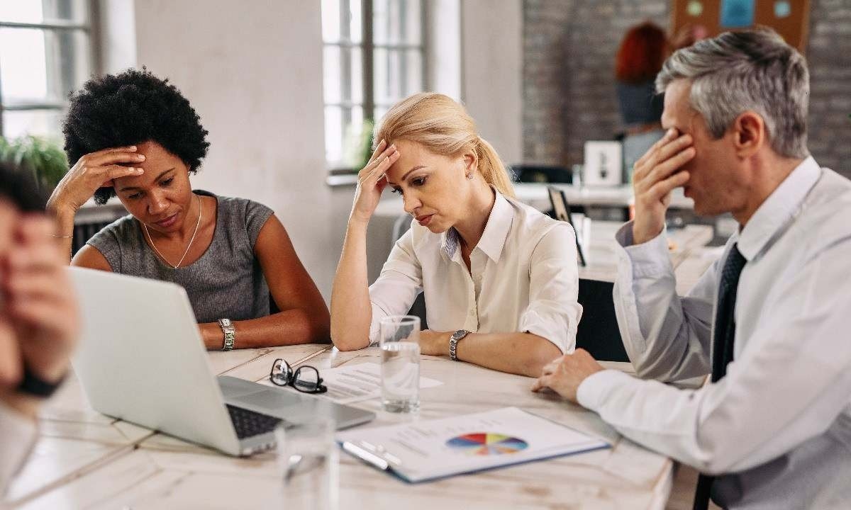 Reunião com dor de cabeça no trabalho -  (crédito: Freepik)