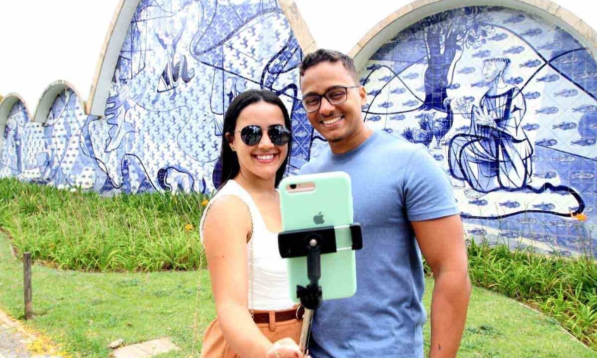 Ingrid Souza e JoãoVictor das Neves, de Salvador, se encantaram com o painel em azulejos da Igrejinha da Pampulha -  (crédito: Jair Amaral/EM/D.A Press)