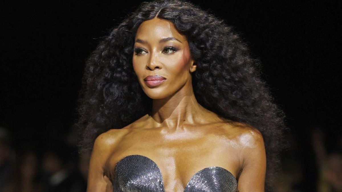 Naomi Campbell desfilou no desfile Primavera Verão 2024 de Alexander McQueen no segundo semestre de 2023 -  (crédito: Getty Images)