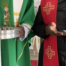 'Sou padre e gay': a igreja clandestina que acolhe pessoas LGBTQIA+ no Quênia, onde homossexualidade é crime - BBC