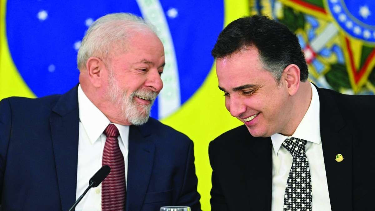 O dia de ontem não foi de bom agouro para as relações entre o presidente Luiz Inácio Lula da Silva e o presidente do Congresso, Rodrigo Pacheco -  (crédito: Evaristo Sá/AFP - 18/4/23)