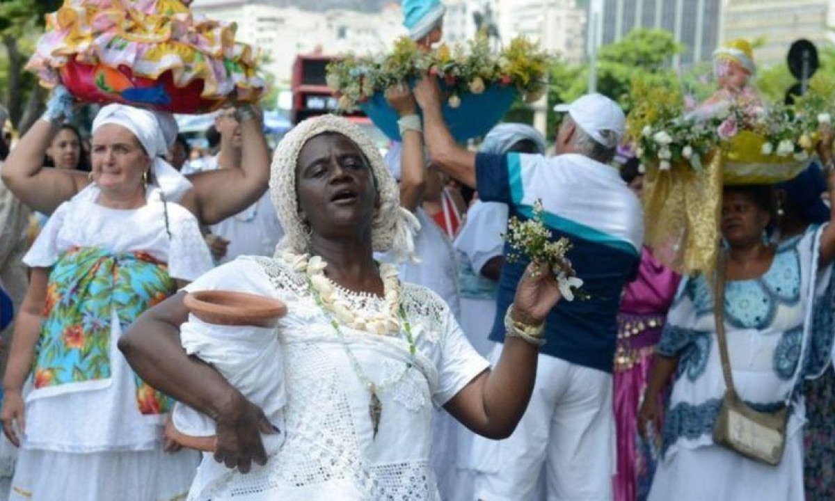Nas festas de Iemanjá, devotos vestem branco e levam flores como oferenda -  (crédito: ABR)