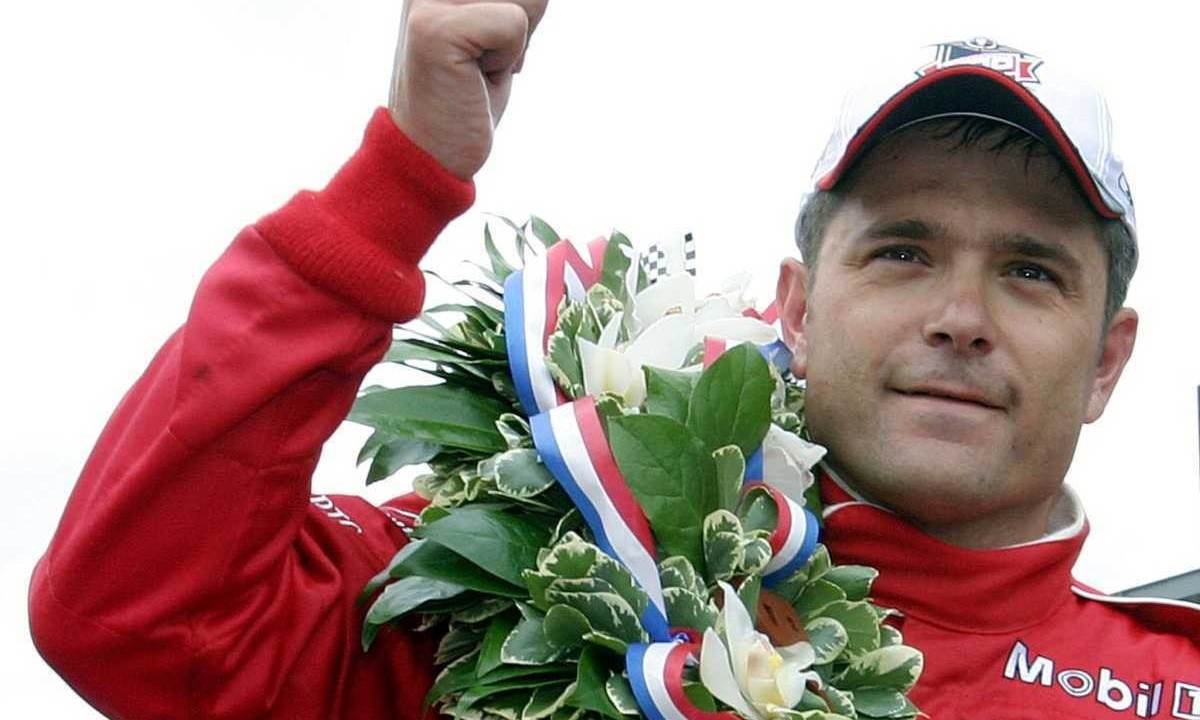  Gil de Ferran, em foto após a vitória das 500 milhas de Indianápolis em 25 de maio de 2003 -  (crédito:  AFP)