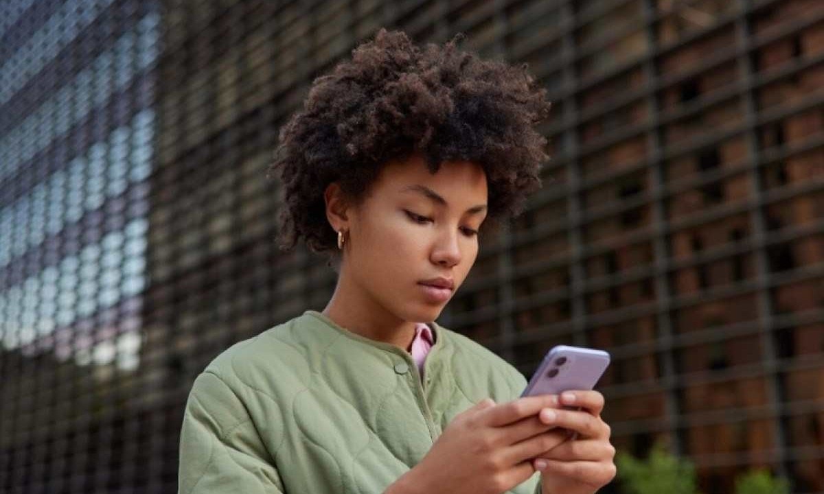 O pescoço tecnológico é uma deformidade provocada pelo abuso no uso de celulares e smartphones -  (crédito: Freepik)