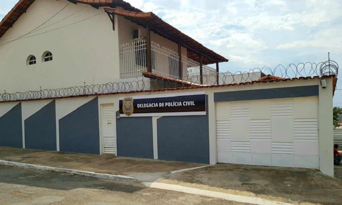 Depois de prestar depoimento na Delegacia de Serranópolis de Minas, suspeito foi levado para o sistema prisional -  (crédito: PCMG)