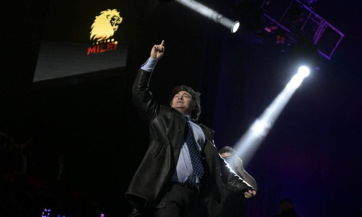 Javier Milei acena com um dos braços, ainda antes de ser eleito presidente argentino, em 7/8/23
       -  (crédito: Luis ROBAYO / AFP)