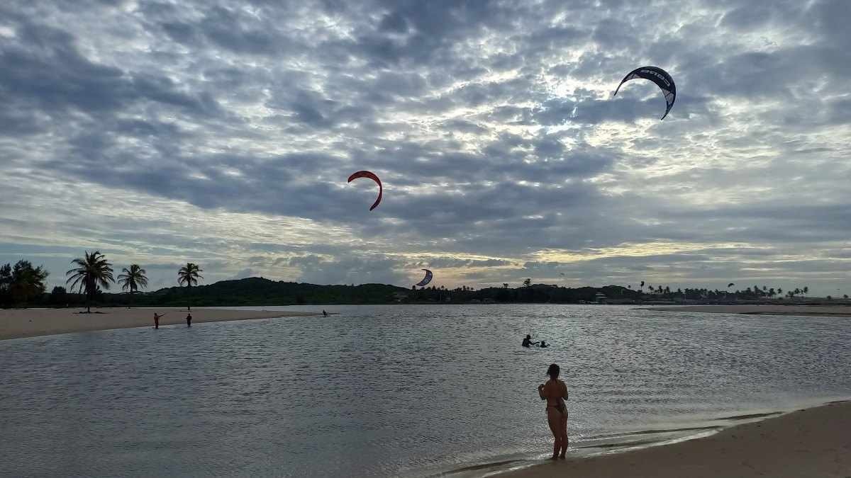 Bem perto do Vila Galé Cumbuco, a Lagoa do Cauípe é destino dos amantes do kitsurf