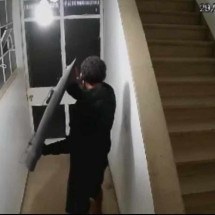 Vídeo: Homem invade apartamento em BH e rouba televisão - Redes Sociais/Reprodução