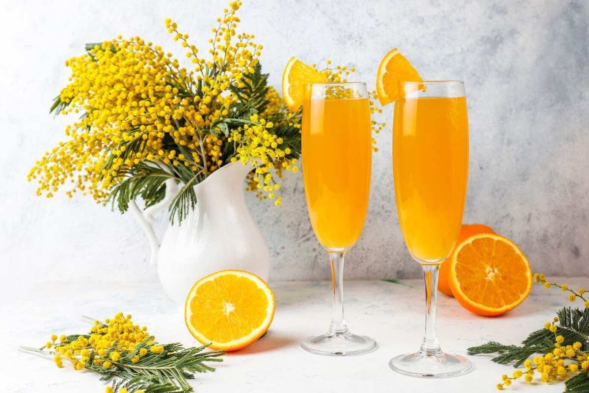 O coquetel de mimosa consiste em champanhe e suco de laranja