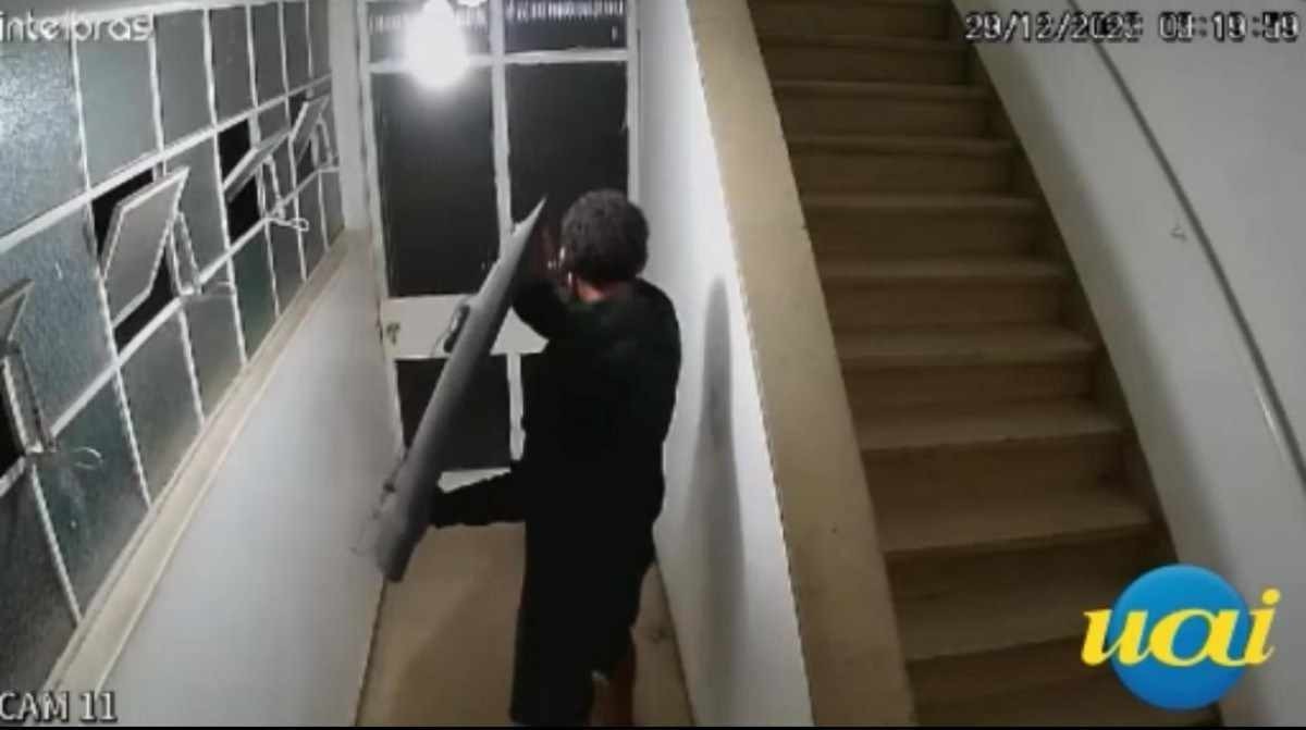 Vídeo: Homem invade apartamento em BH e rouba televisão