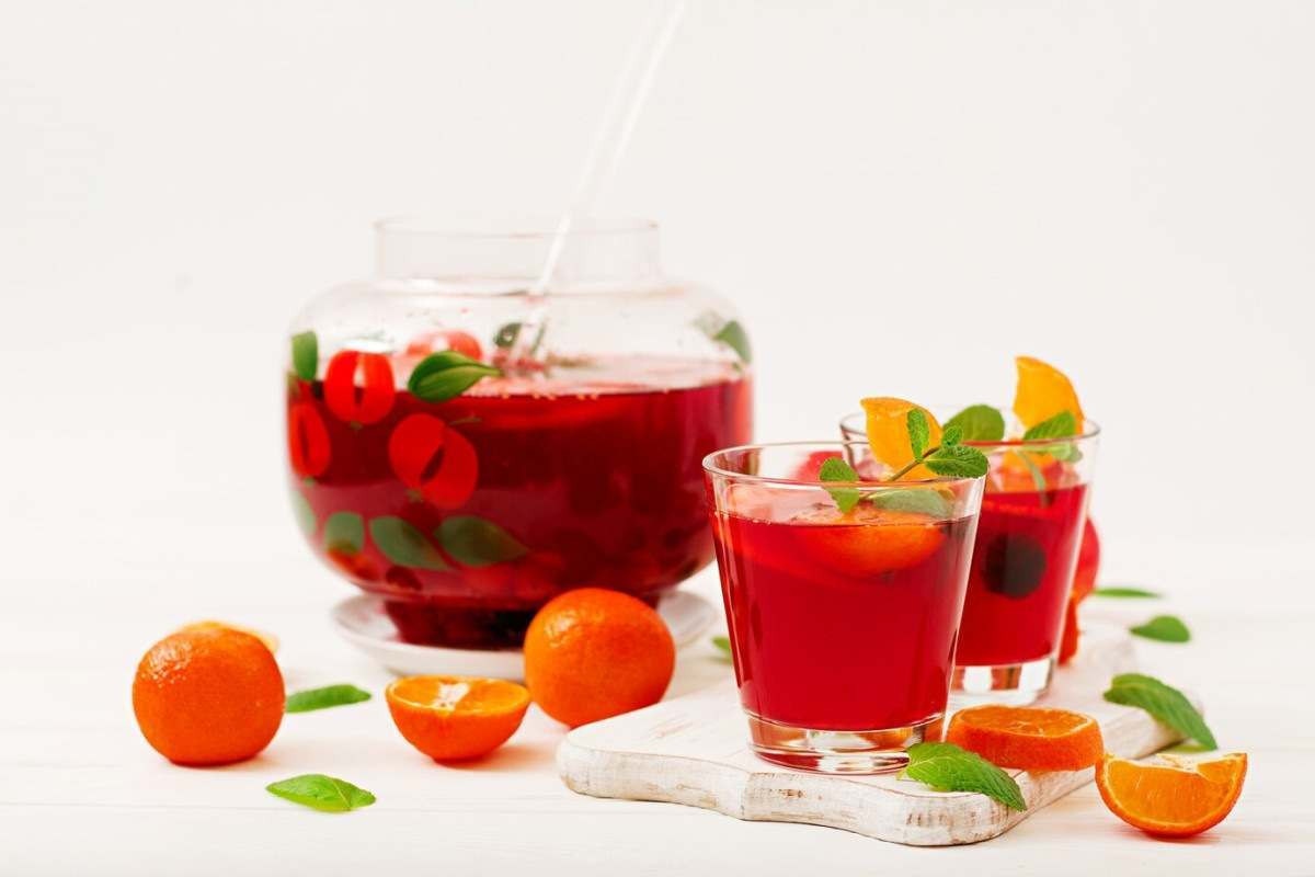A sangria, também bastante conhecida como zurra, é uma bebida feita com base numa mistura de vinho tinto ou vinho branco, sumo de fruta, pedaços de frutos e açúcar