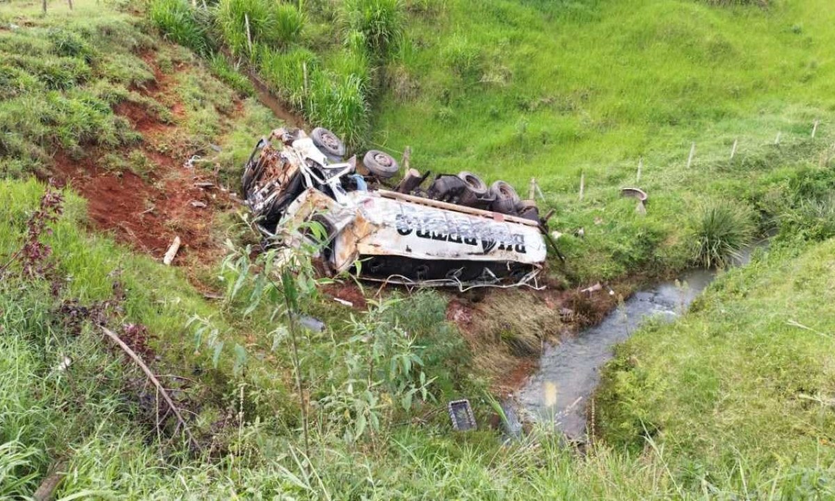 CaminhÃ£o tanque caiu de abismo Ã s margens da BR-356 -  (crédito: Defesa Civil de Ouro Preto)