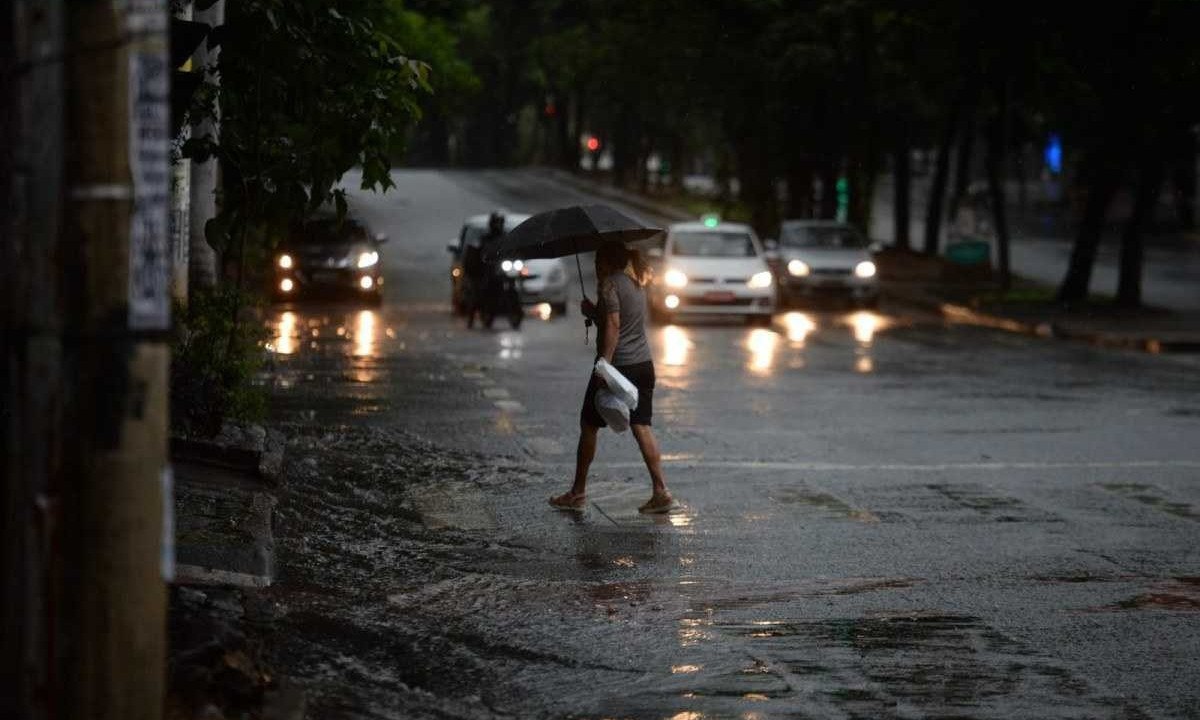 Chove forte em BH no final da tarde deste sábado (30/12) -  (crédito: Tulio Santos/EM/D.A Press. Brasil)