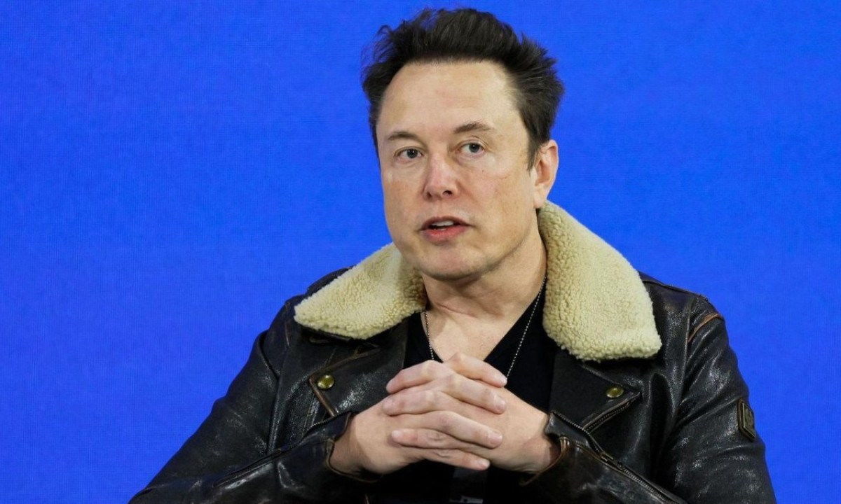 Sob o comando de Elon Musk, o X (antigo Twitter) perdeu metade da sua receita com publicidade -  (crédito: Getty Images)