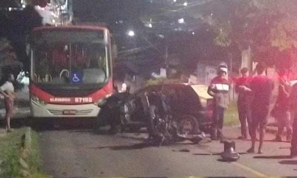 Homem tenta fugir de blitz, bate em quatro veículos e fica gravemente ferido na Grande BH -  (crédito: Redes Sociais / Reprodução)