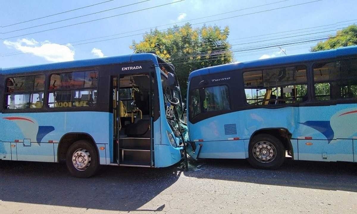 Apesar do acidente, não houve passageiros feridos gravemente -  (crédito: CBMMG)