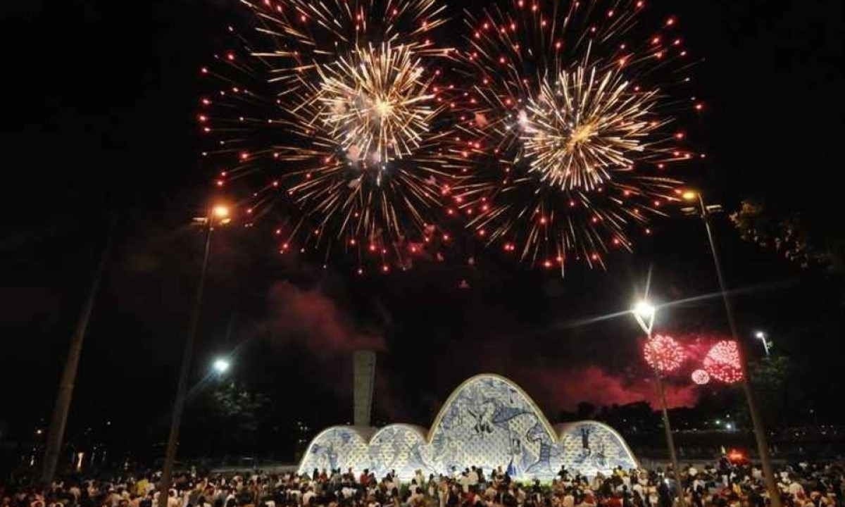 Show de fogos da TV Alterosa na Lagoa da Pampulha, festa realizada durante 30 anos em BH -  (crédito: Túlio Santos/EM/D.A Press)