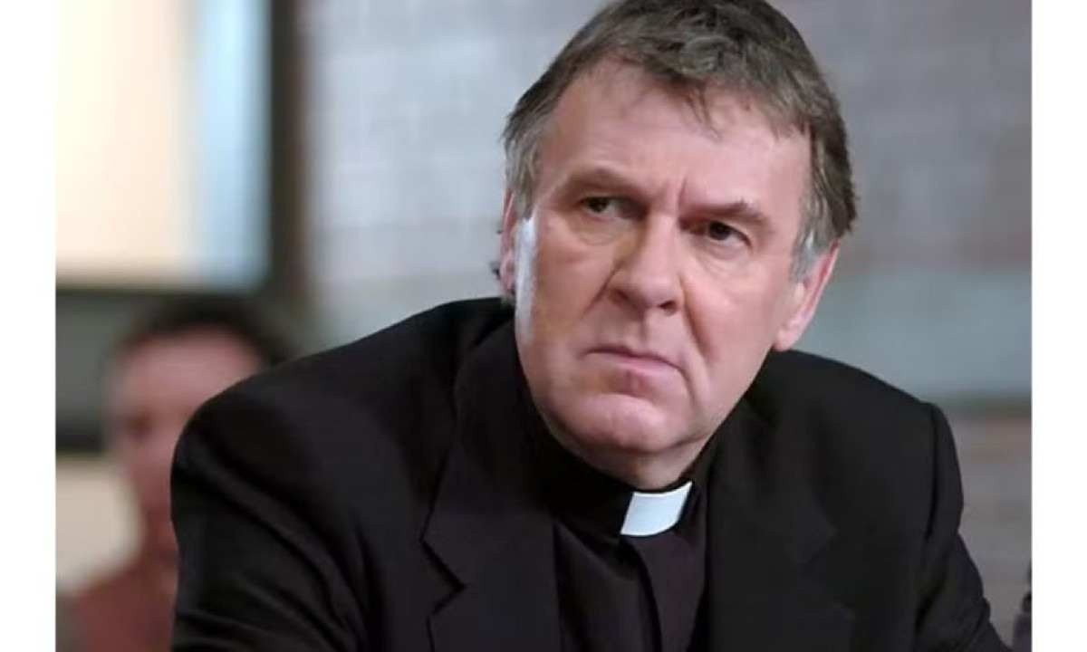 Tom Wilkinson em cena do filme 'O exorcismo de Emily Rose', de 2005 -  (crédito: Divulgação)