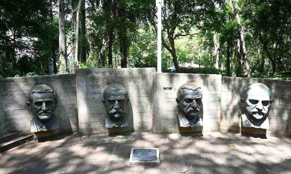 Augusto de Lima (1859-1934), Afonso Pena (1847-1909), Chrispim Jacques Bias Fortes (1847-1917) e Aarão Reis (1853-1936) compõem monumento instalado no parque desde 1970, depois de uma passagem pela Praça Sete -  (crédito: Gines Gea Ribera/Arquivo EM)