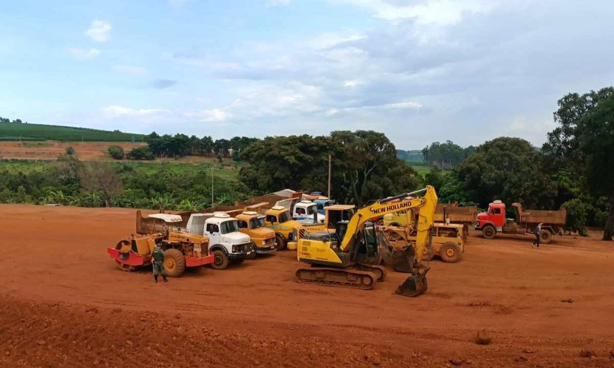 Veículos apreendidos durante operação -  (crédito: Polícia Militar Ambiental/Divulgação)