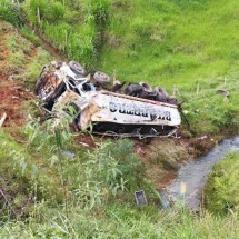 Caminhão cai de abismo e combustível vaza em córrego à margem da BR-356 - Defesa Civil de Ouro Preto