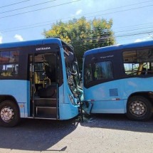 Batida entre dois ônibus e um caminhão deixa 15 feridos em Pará de Minas - CBMMG