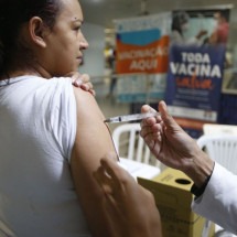 País ainda enfrenta desconfiança em relação à vacinação - EBC - Saúde