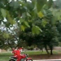 Viatura da PM capota em perseguição a motociclista vestido de Papai Noel - Reprodução/X @jheniralopes