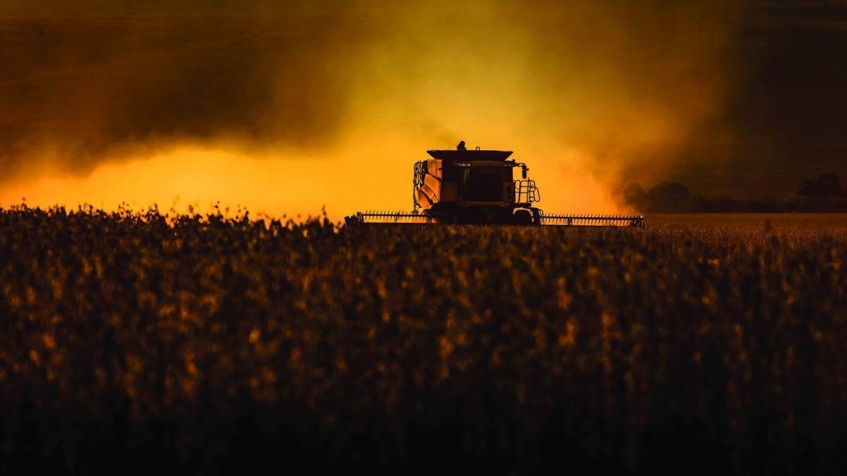 Máquina faz colheita em campos de soja: lavoura é exemplo da mudança de perspectiva na produção, com estimativa de queda de 1,3%, ou menos 2 milhões de toneladas -  (crédito: Silvio Ávila/AFP - 6/4/21)
