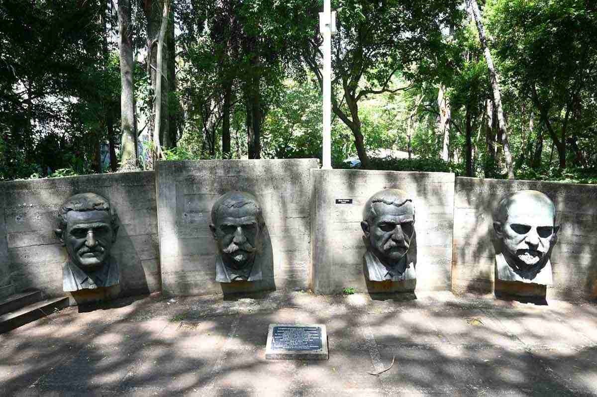 Quatro personalidades em um só monumento