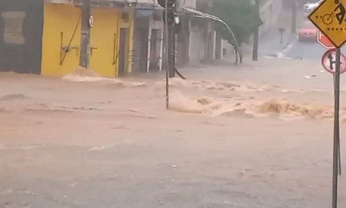 No Bairro Glória, próximo ao Alípio de Melo, em BH, a água tomou ruas e invadiu casas -  (crédito: Reprodução/Redes Sociais)