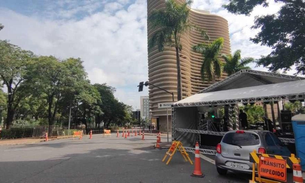 Interdições do trânsito na Praça da Liberdade serão desativadas após a desmontagem dos palcos e limpeza das vias na segunda feira (1º/12)
 -  (crédito: Jair Amaral / EM / D.A Press)