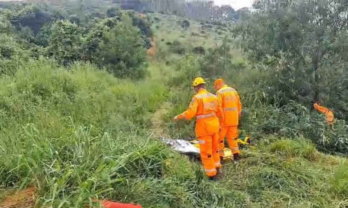 Motociclista estava fazendo trilha em estrada de terra com outros colegas quando foi atacado e se perdeu na mata -  (crédito: CBMMG)