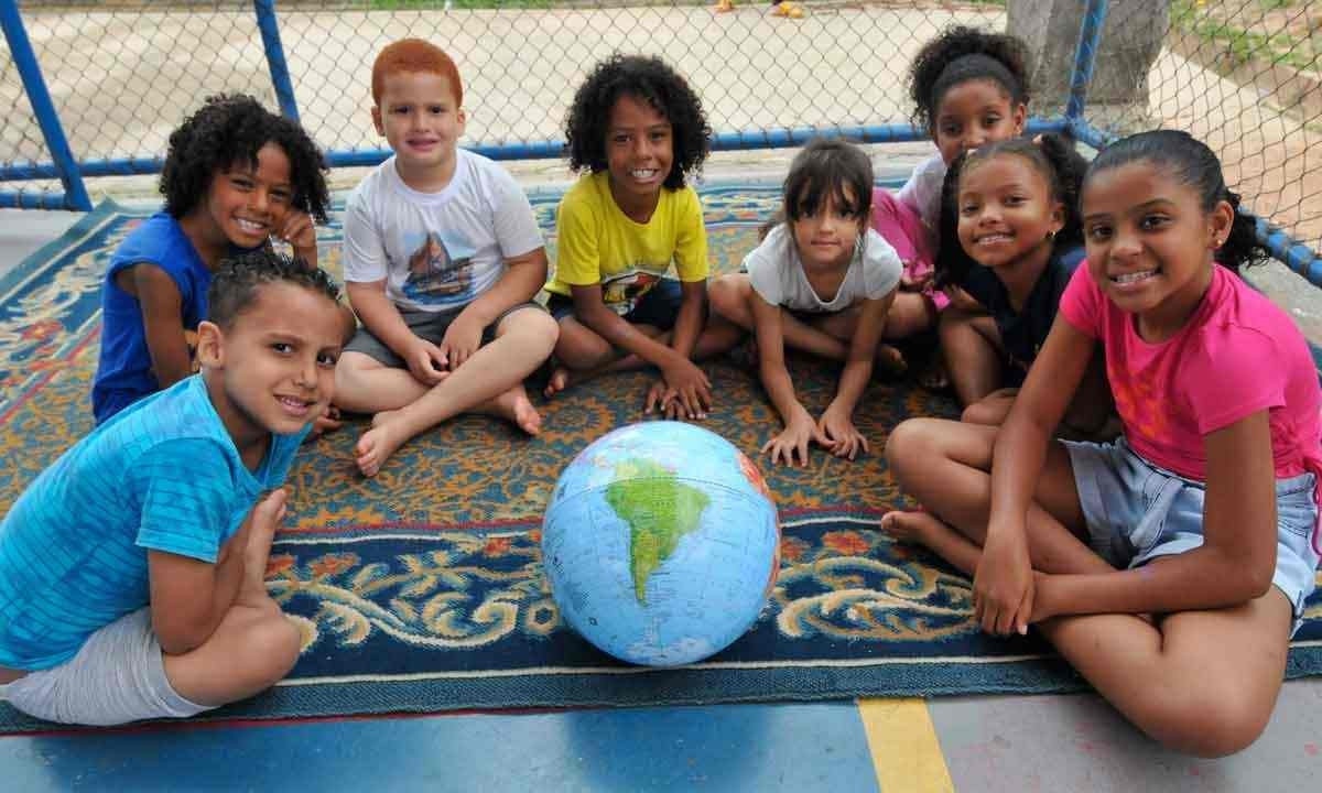 Samuel Vinícius (E), Lucas Soares,  Hugo Landa, Miguel Soares, Ana Cecilia, Maria Eloá, Larissa Kelly e Laura Aparecida (D): esperança de um mundo sem guerras e com respeito ao meio ambiente -  (crédito: GLADYSTON RODRIGUES/EM/D.A PRESS)