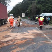 Acidente entre caminhão e carreta deixa um morto e dois feridos na BR-116 - CBMMG / Divulgação