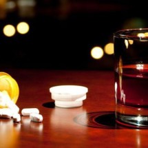 Os perigos de se misturar bebidas alcoólicas e medicamentos - Getty Images