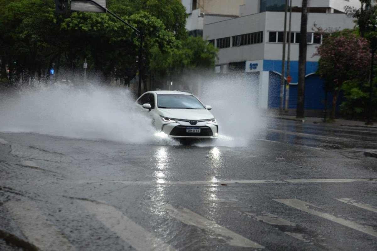 Defesa Civil emite alerta de chuva forte para BH no último dia de 2023