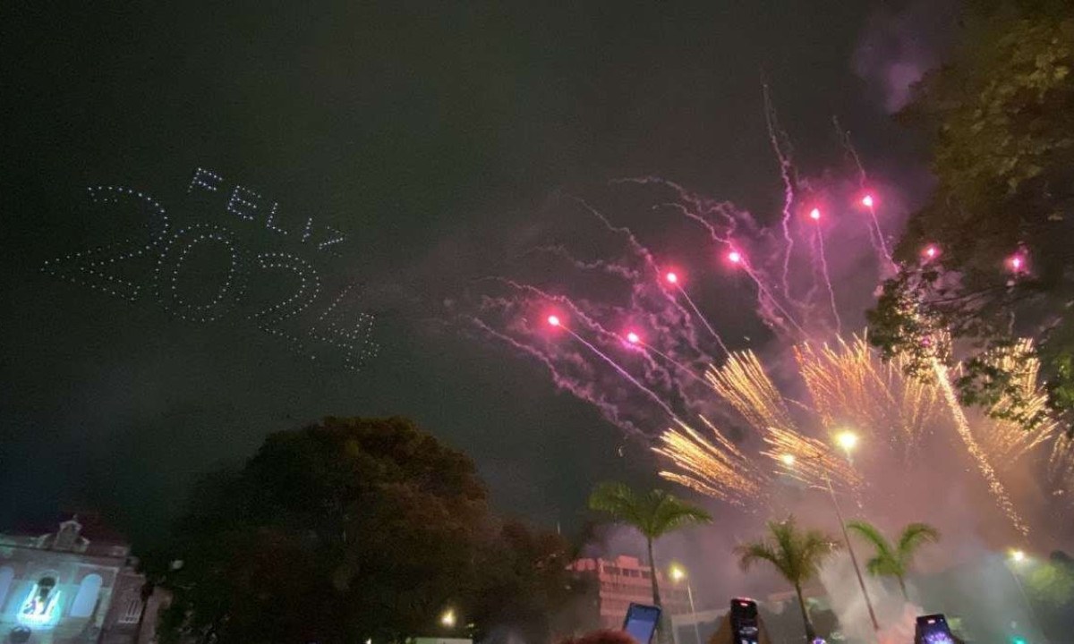 Show de drones deu o tom da virada do ano na Praça da Liberdade -  (crédito: Pedro Faria/EM)